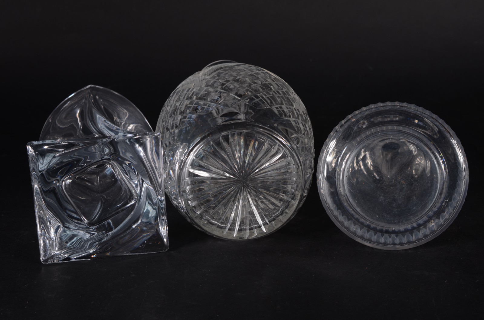 Três peças de cristal, sendo: 2 garrafas e uma jarra com alça... - foto 8 de 8