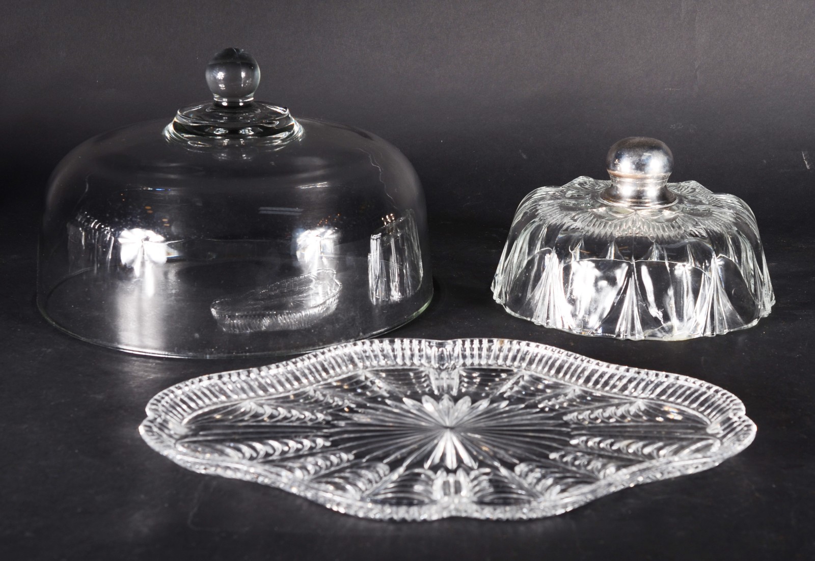Três peças diversas de vidro/cristal, sendo: 2 tampas de queijeira e... - foto 1 de 5