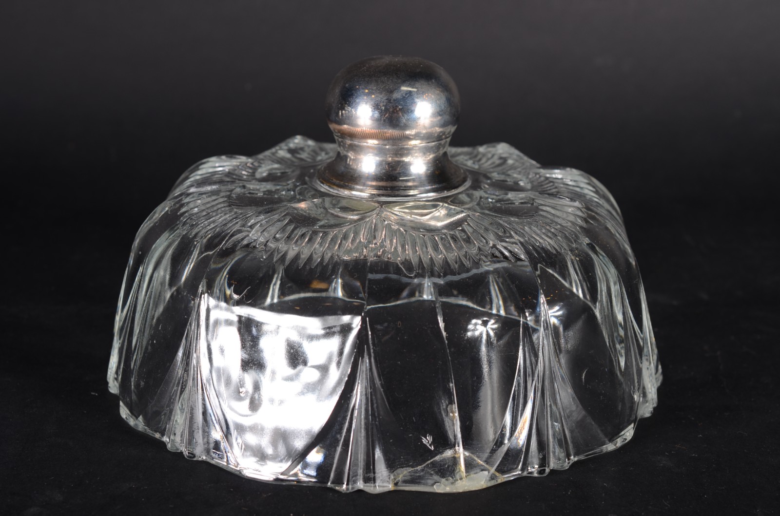Três peças diversas de vidro/cristal, sendo: 2 tampas de queijeira e... - foto 2 de 5