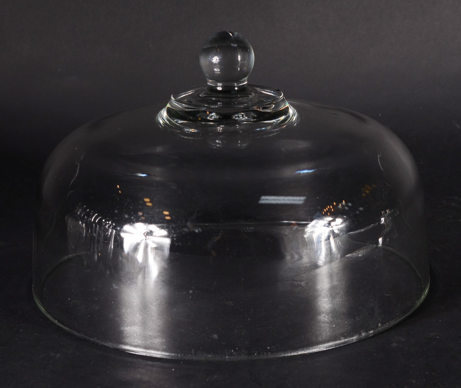 Três peças diversas de vidro/cristal, sendo: 2 tampas de queijeira e... - foto 4 de 5