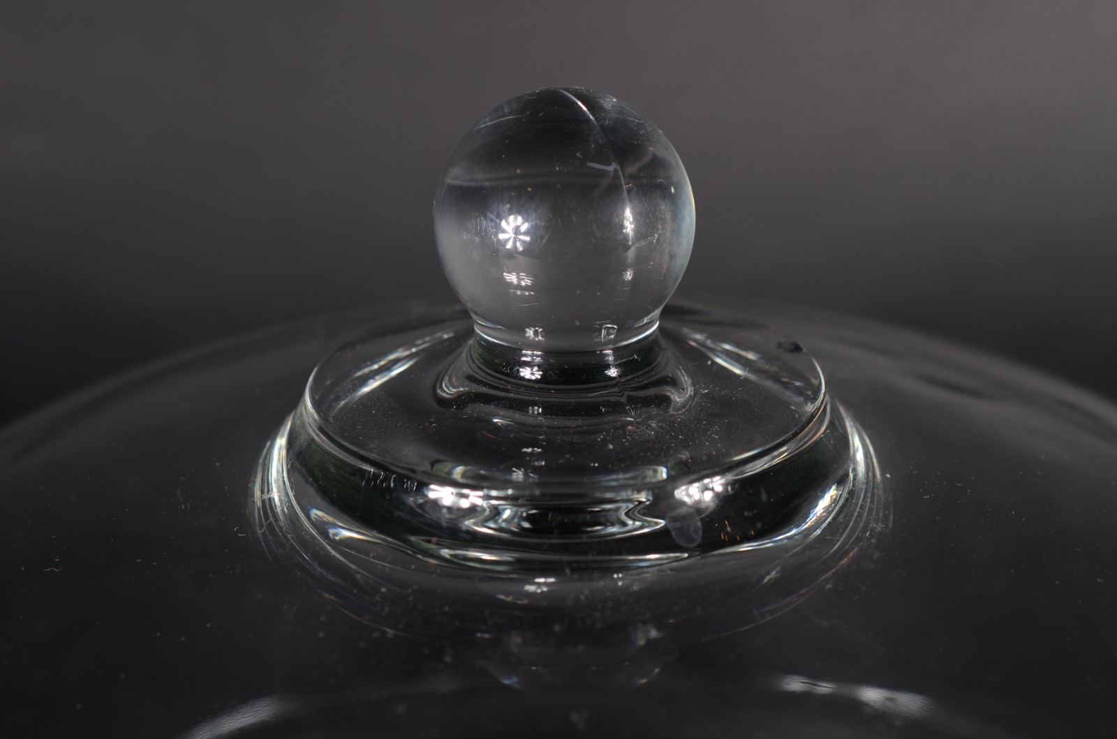 Três peças diversas de vidro/cristal, sendo: 2 tampas de queijeira e... - foto 5 de 5