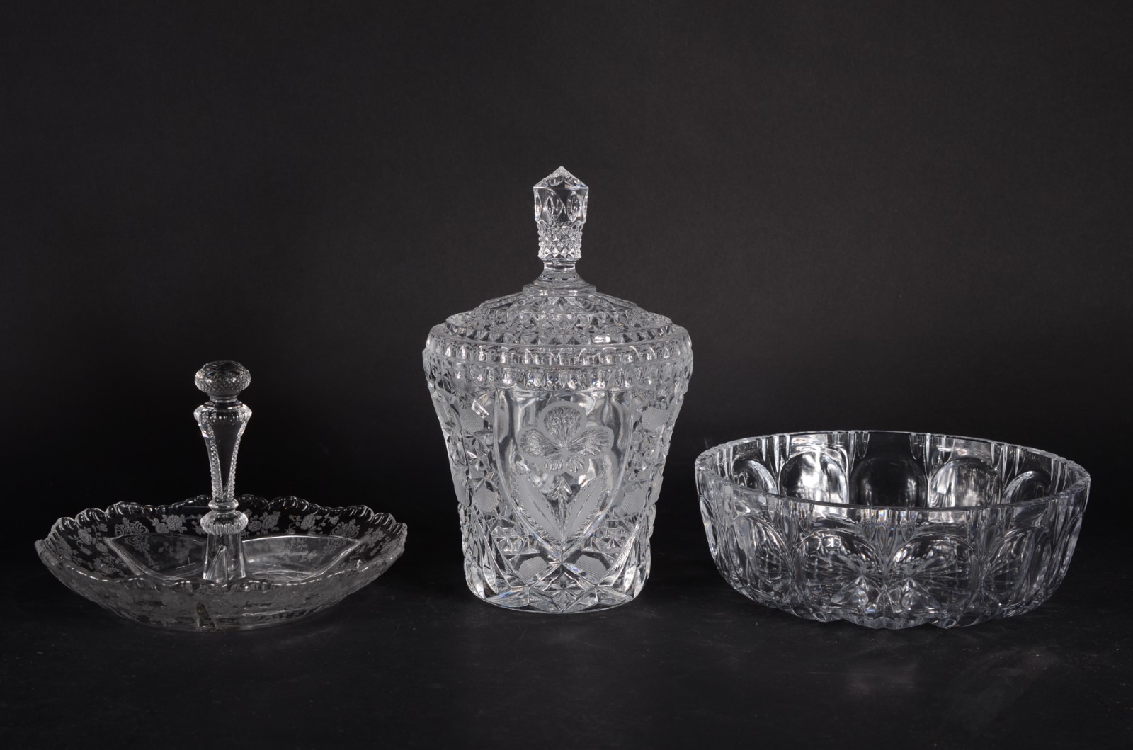 Quatro peças diversas de cristal/vidro, sendo: bowl, vaso, bomboniere... - foto 2 de 12