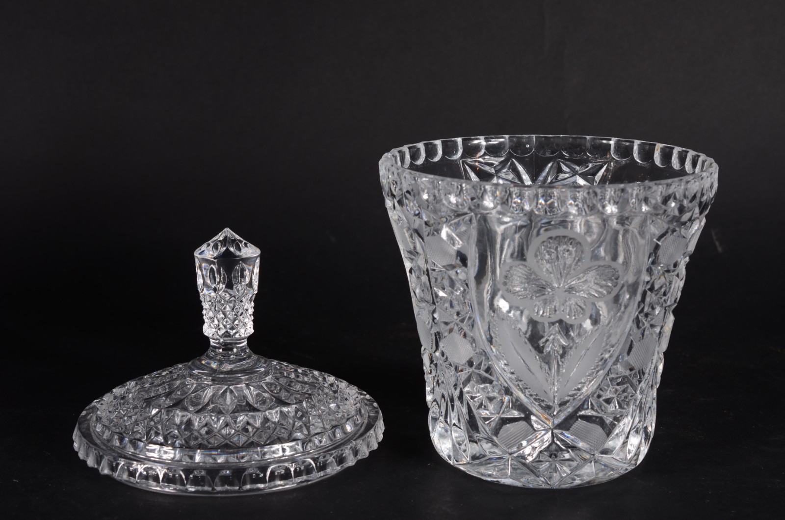 Quatro peças diversas de cristal/vidro, sendo: bowl, vaso, bomboniere... - foto 5 de 12