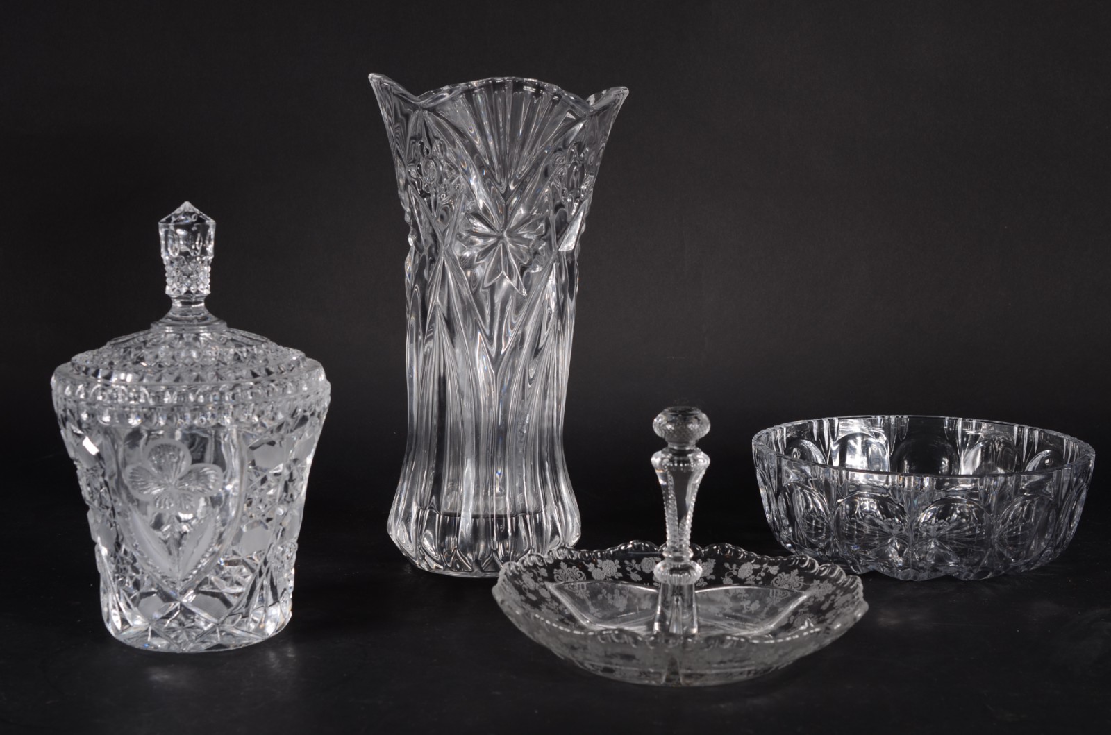 Quatro peças diversas de cristal/vidro, sendo: bowl, vaso, bomboniere... - foto 1 de 12