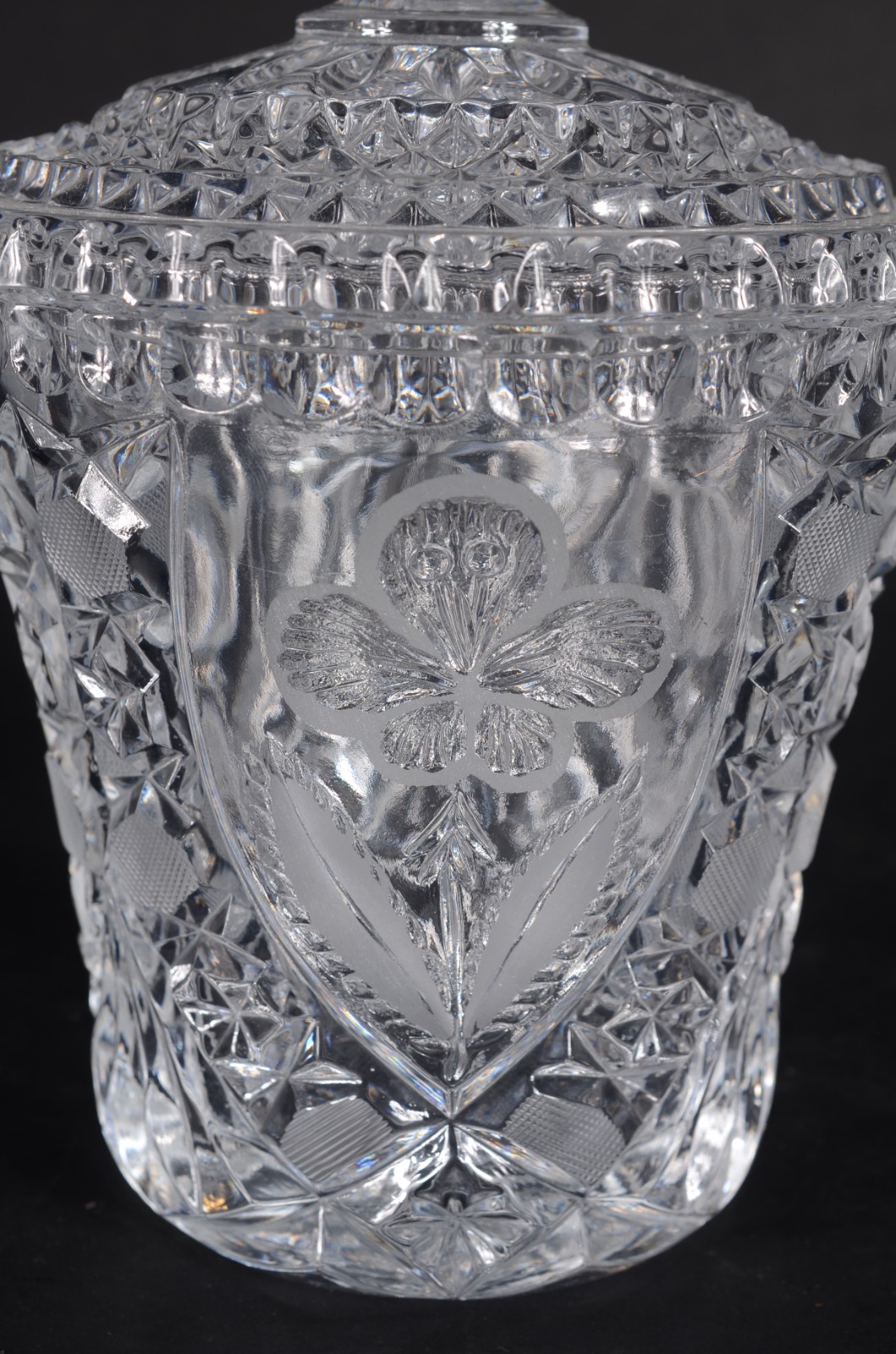 Quatro peças diversas de cristal/vidro, sendo: bowl, vaso, bomboniere... - foto 6 de 12