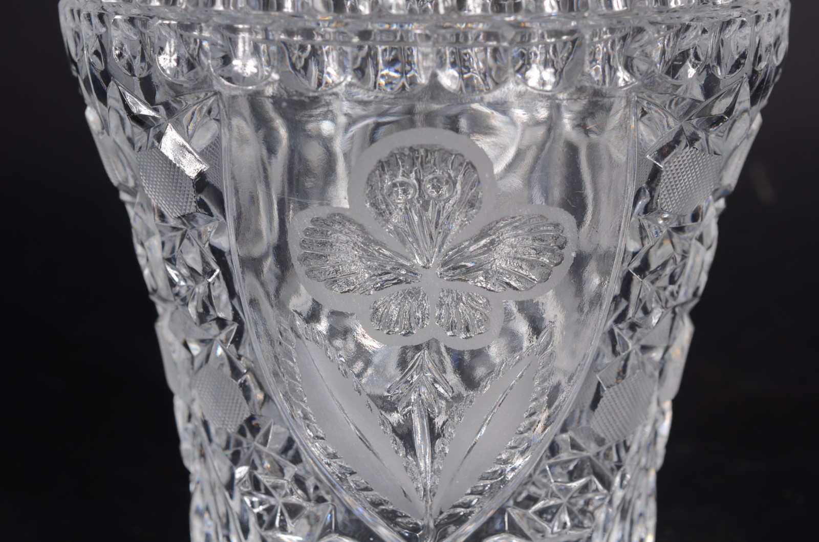 Quatro peças diversas de cristal/vidro, sendo: bowl, vaso, bomboniere... - foto 7 de 12