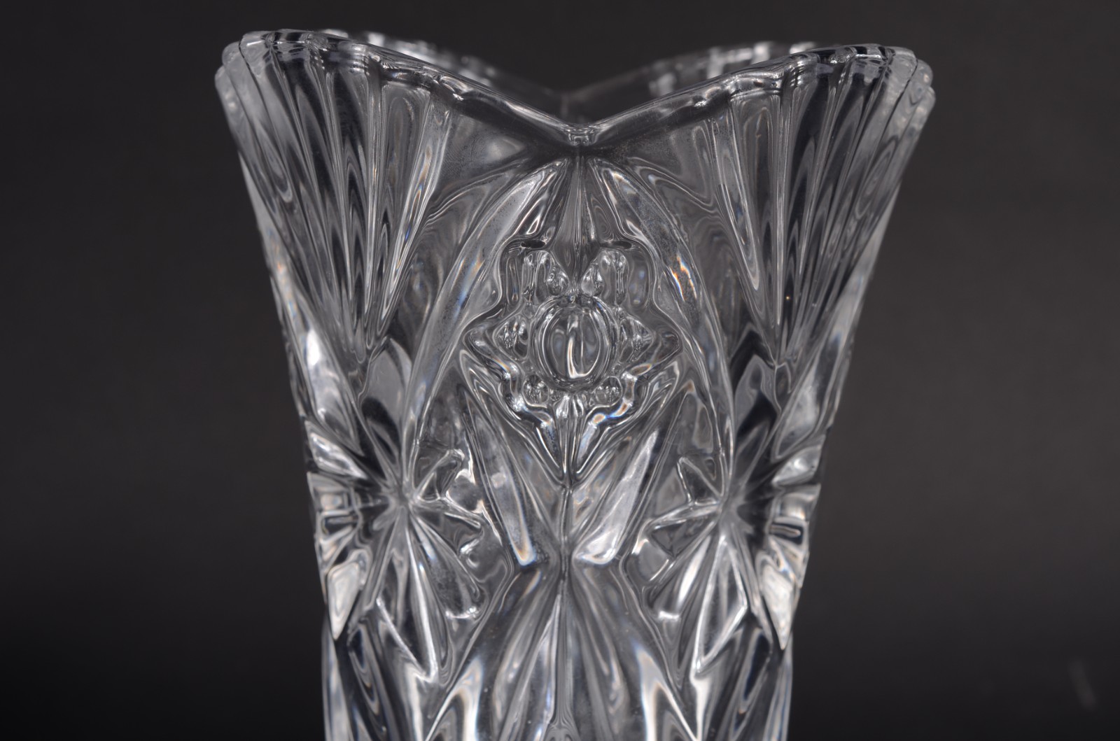 Quatro peças diversas de cristal/vidro, sendo: bowl, vaso, bomboniere... - foto 10 de 12