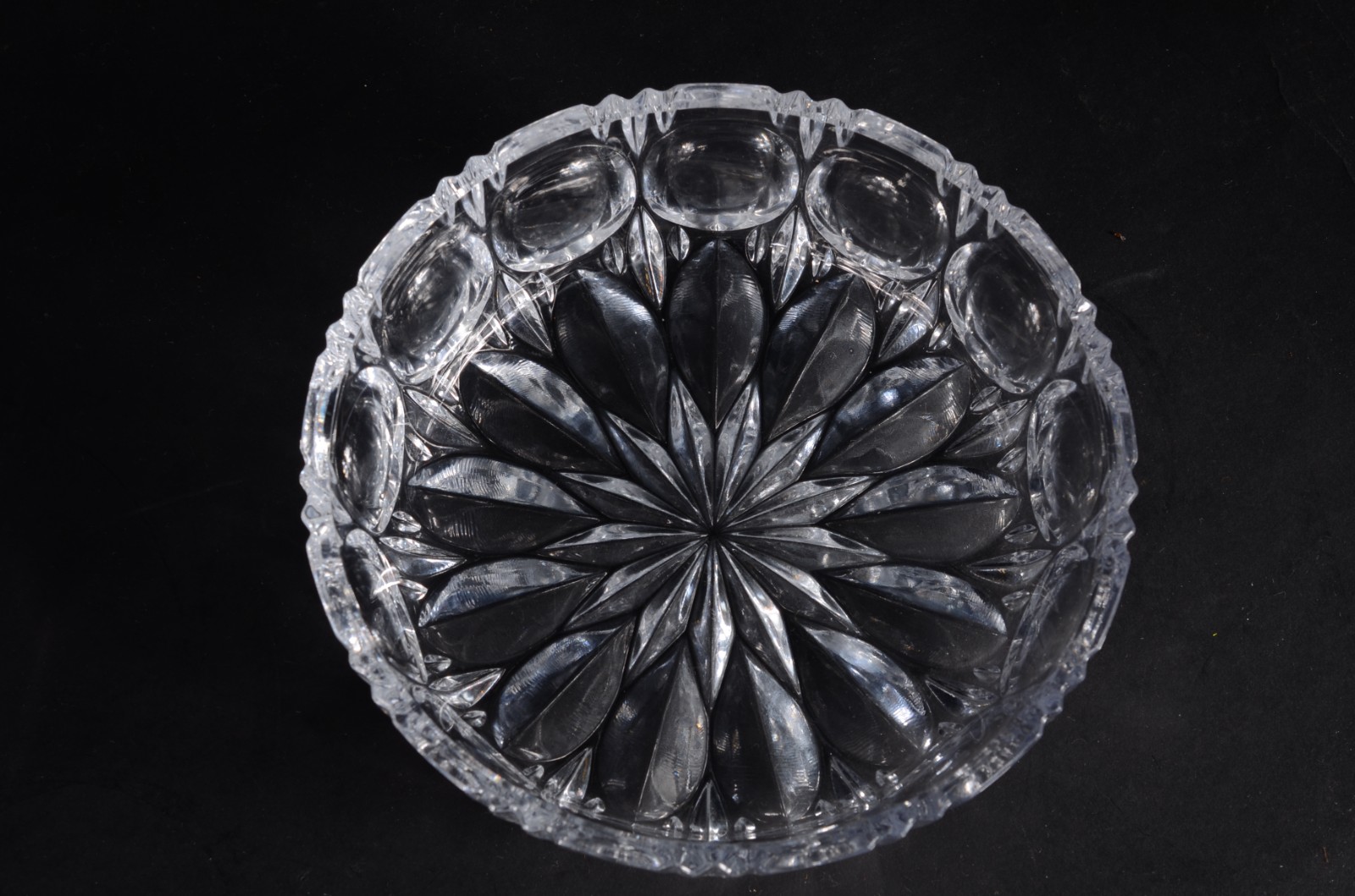 Quatro peças diversas de cristal/vidro, sendo: bowl, vaso, bomboniere... - foto 11 de 12