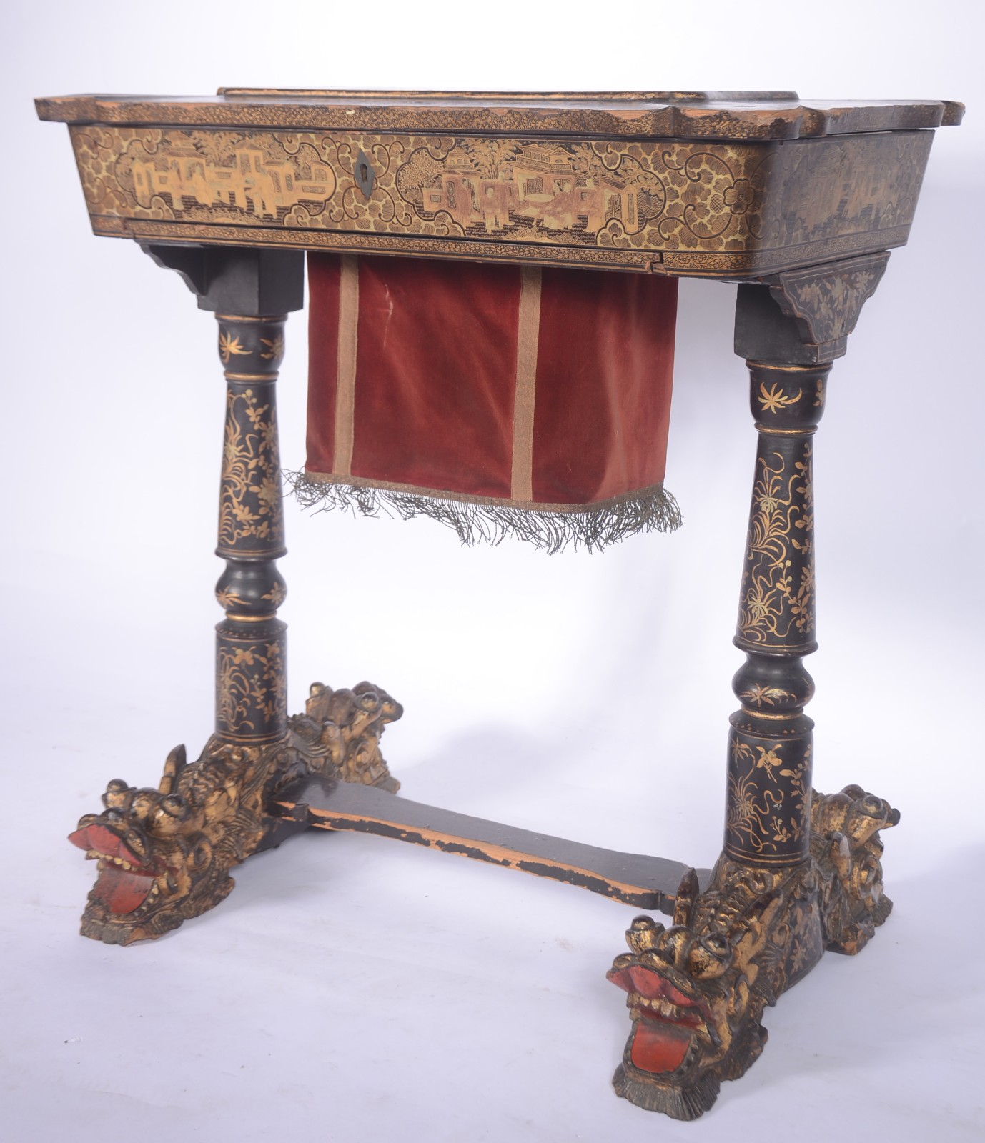 Mesa costureira oriental de lacca negra decorada com cenas do... - foto 2 de 11