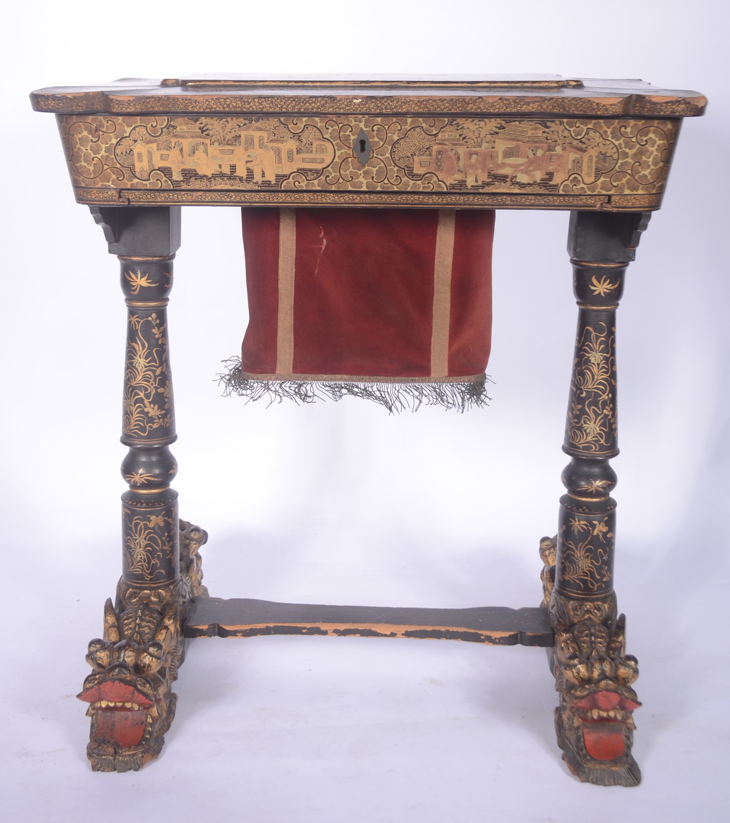 Mesa costureira oriental de lacca negra decorada com cenas do... - foto 3 de 11