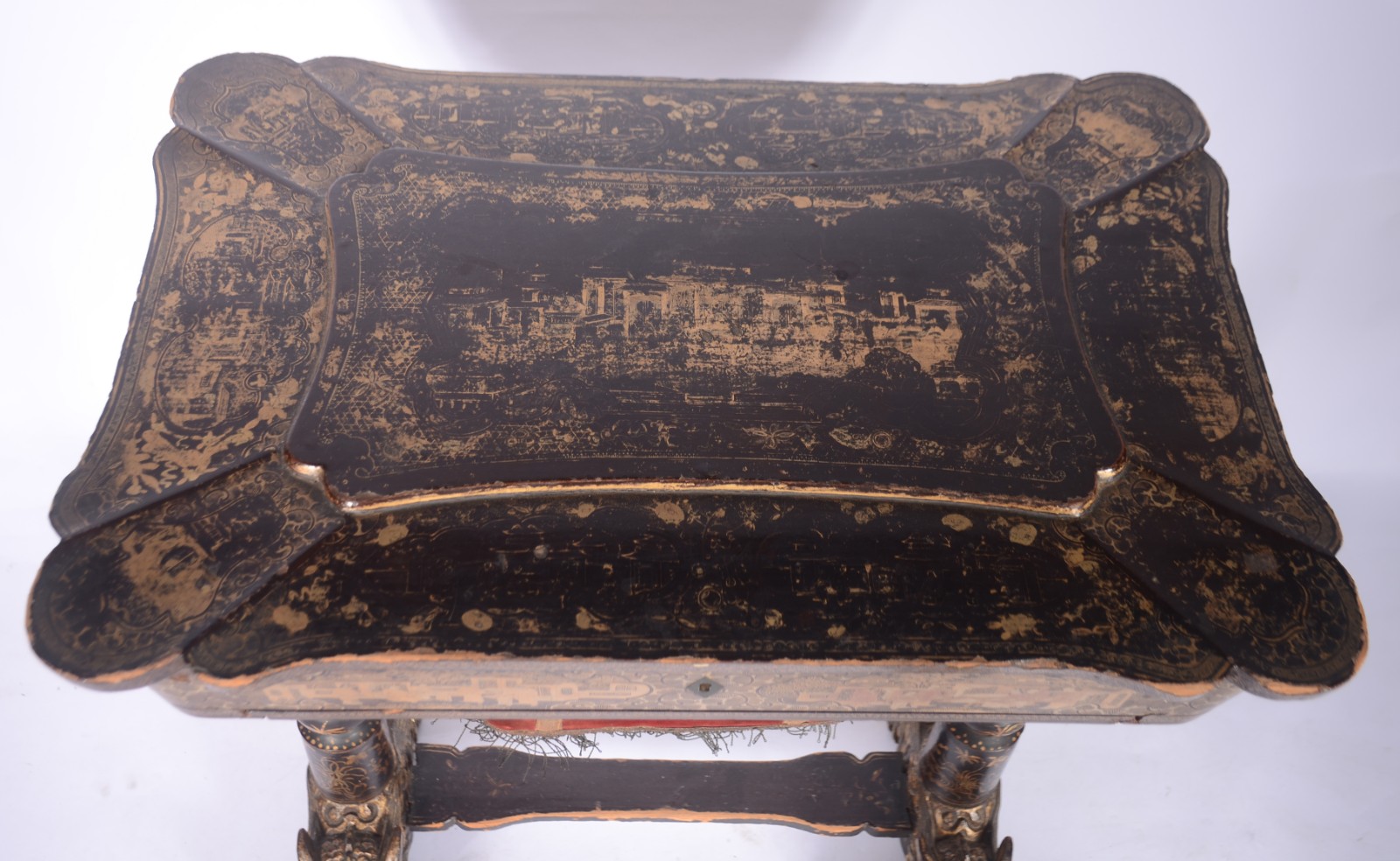 Mesa costureira oriental de lacca negra decorada com cenas do... - foto 4 de 11