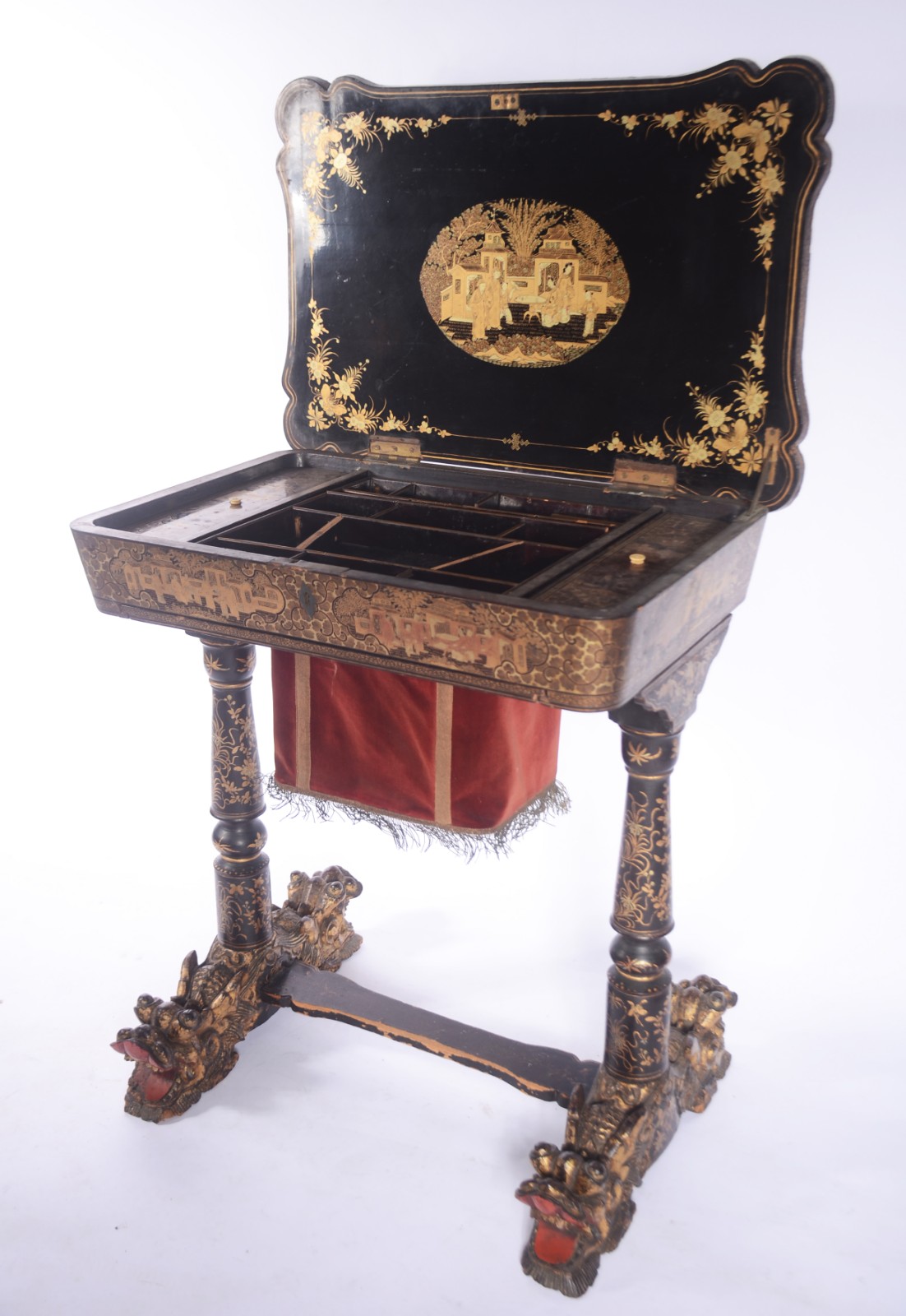 Mesa costureira oriental de lacca negra decorada com cenas do... - foto 5 de 11