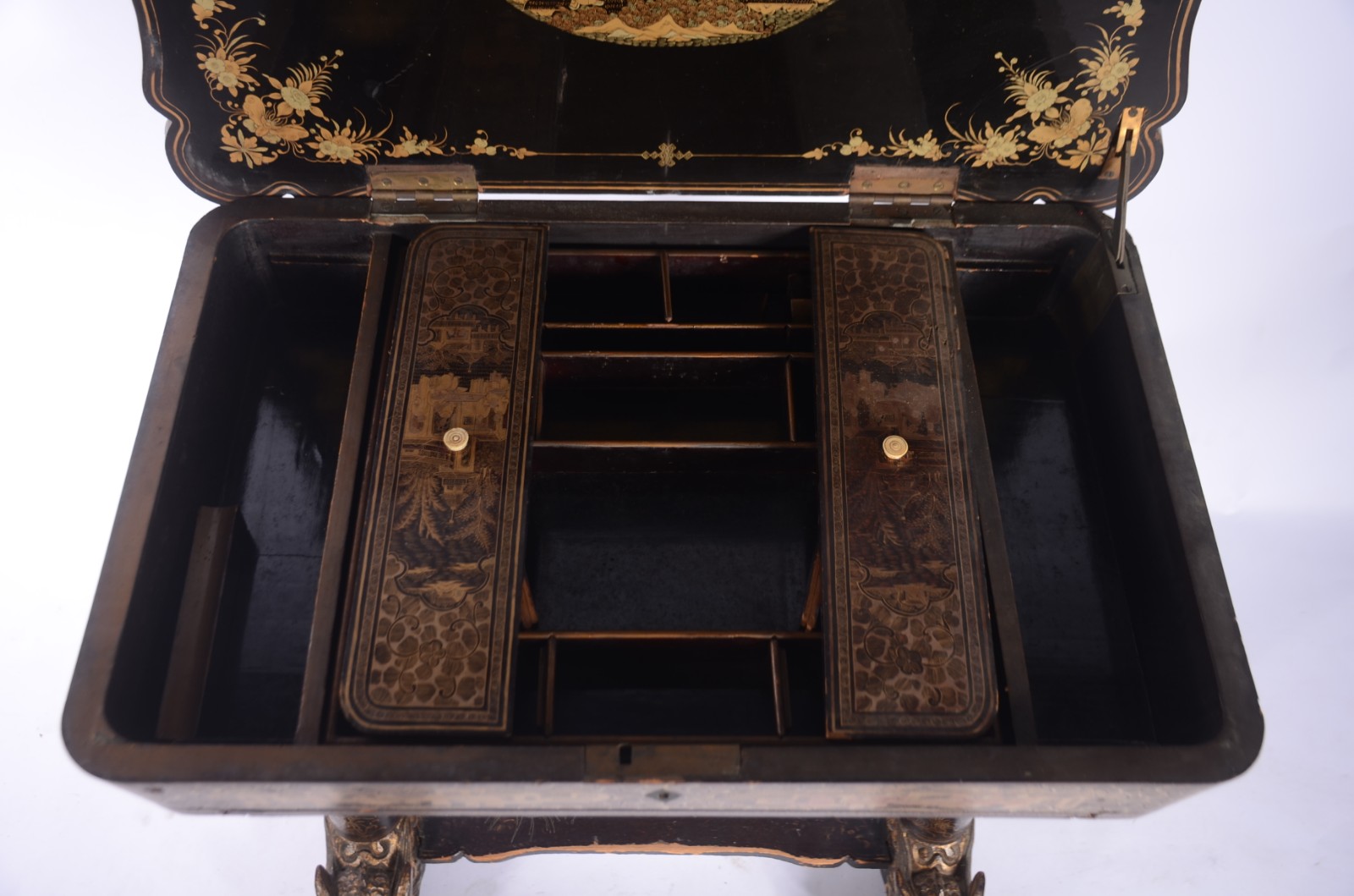 Mesa costureira oriental de lacca negra decorada com cenas do... - foto 6 de 11