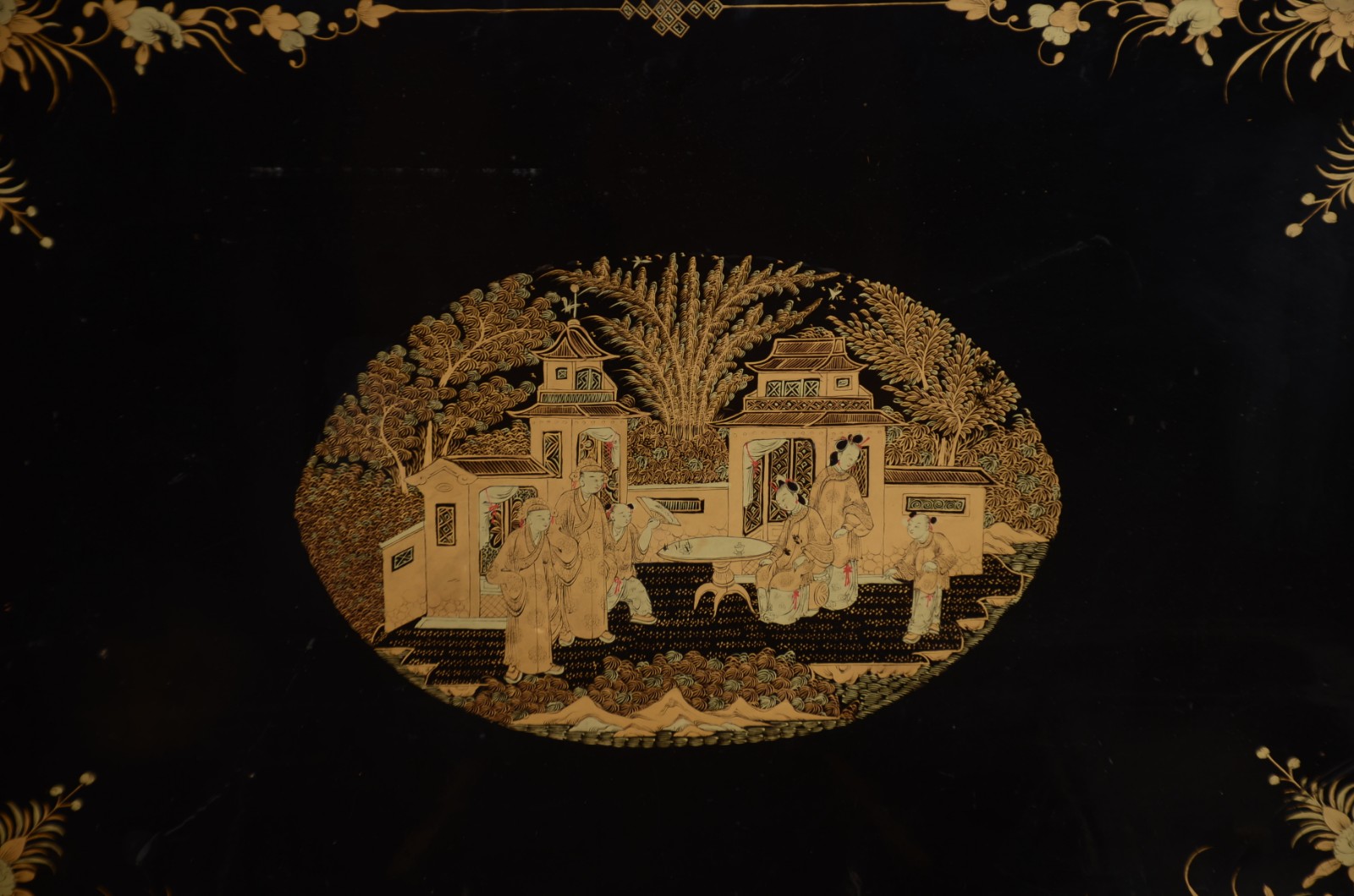 Mesa costureira oriental de lacca negra decorada com cenas do... - foto 7 de 11