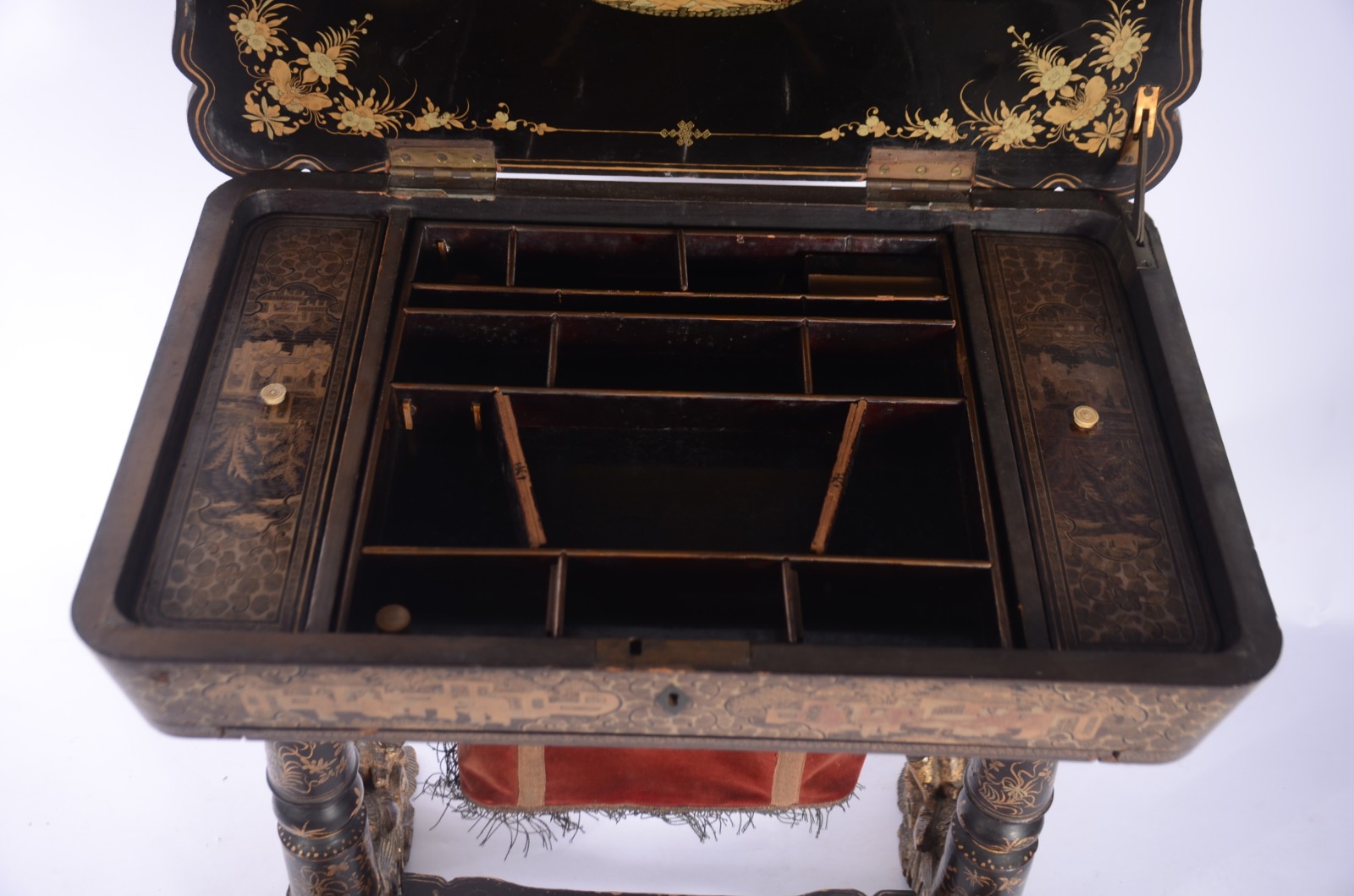 Mesa costureira oriental de lacca negra decorada com cenas do... - foto 8 de 11