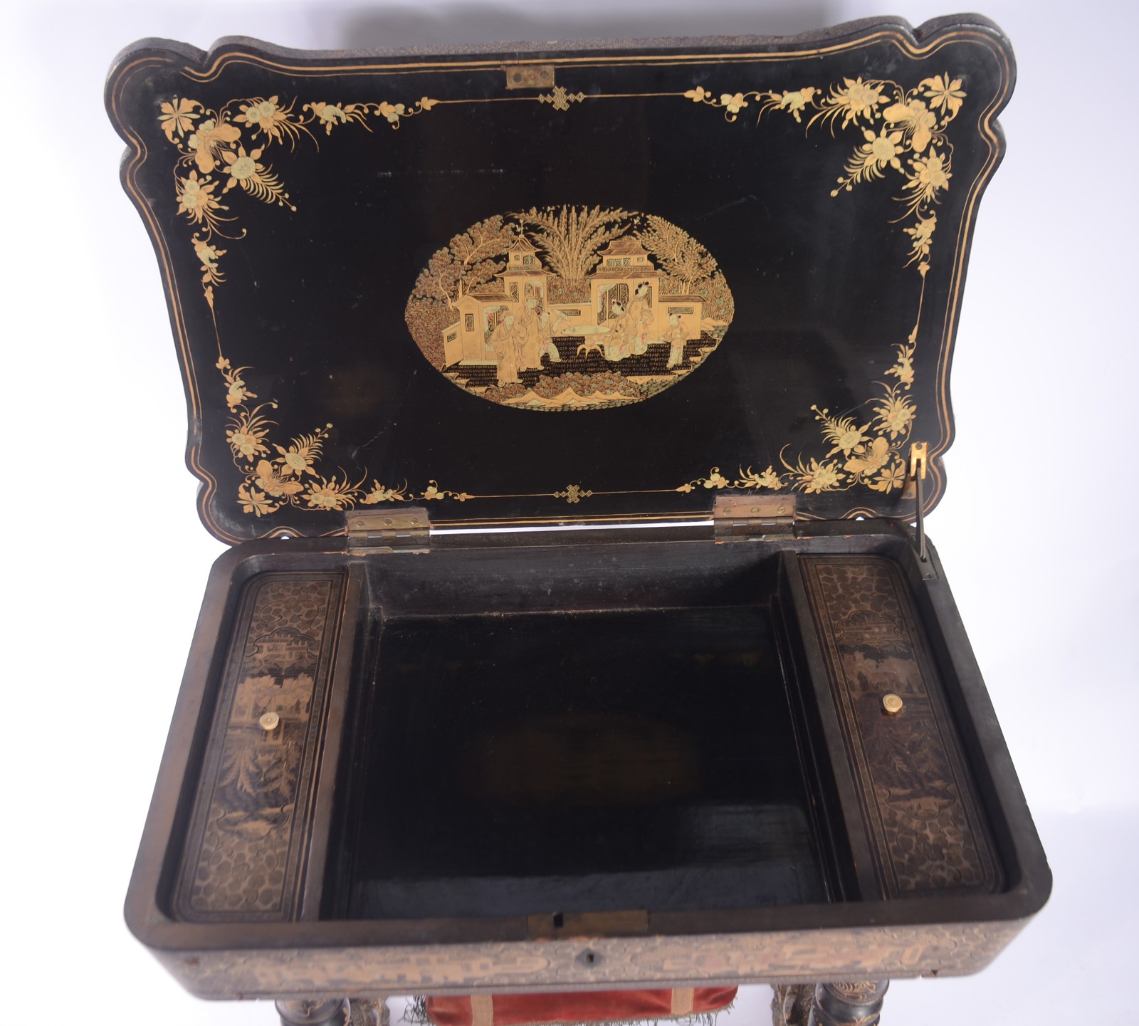 Mesa costureira oriental de lacca negra decorada com cenas do... - foto 10 de 11