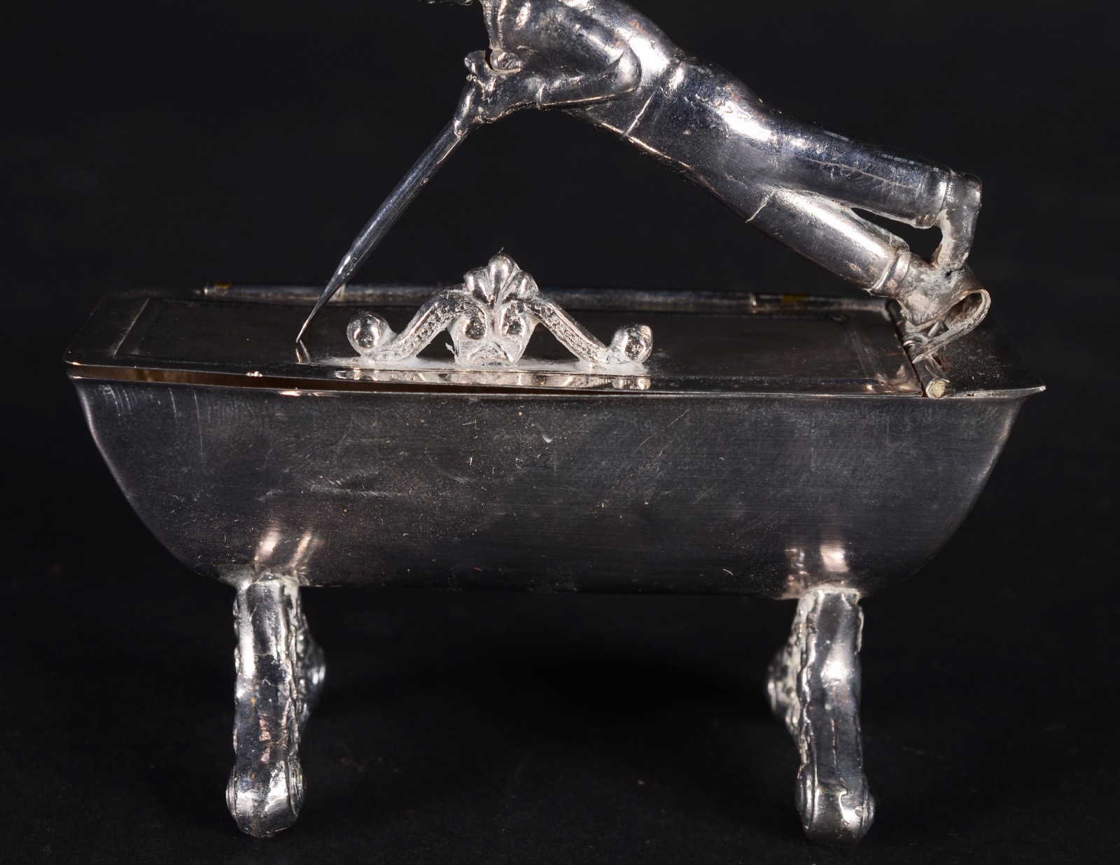Paliteiro de metal prateado com figura de "soldado" articulado... - foto 4 de 6