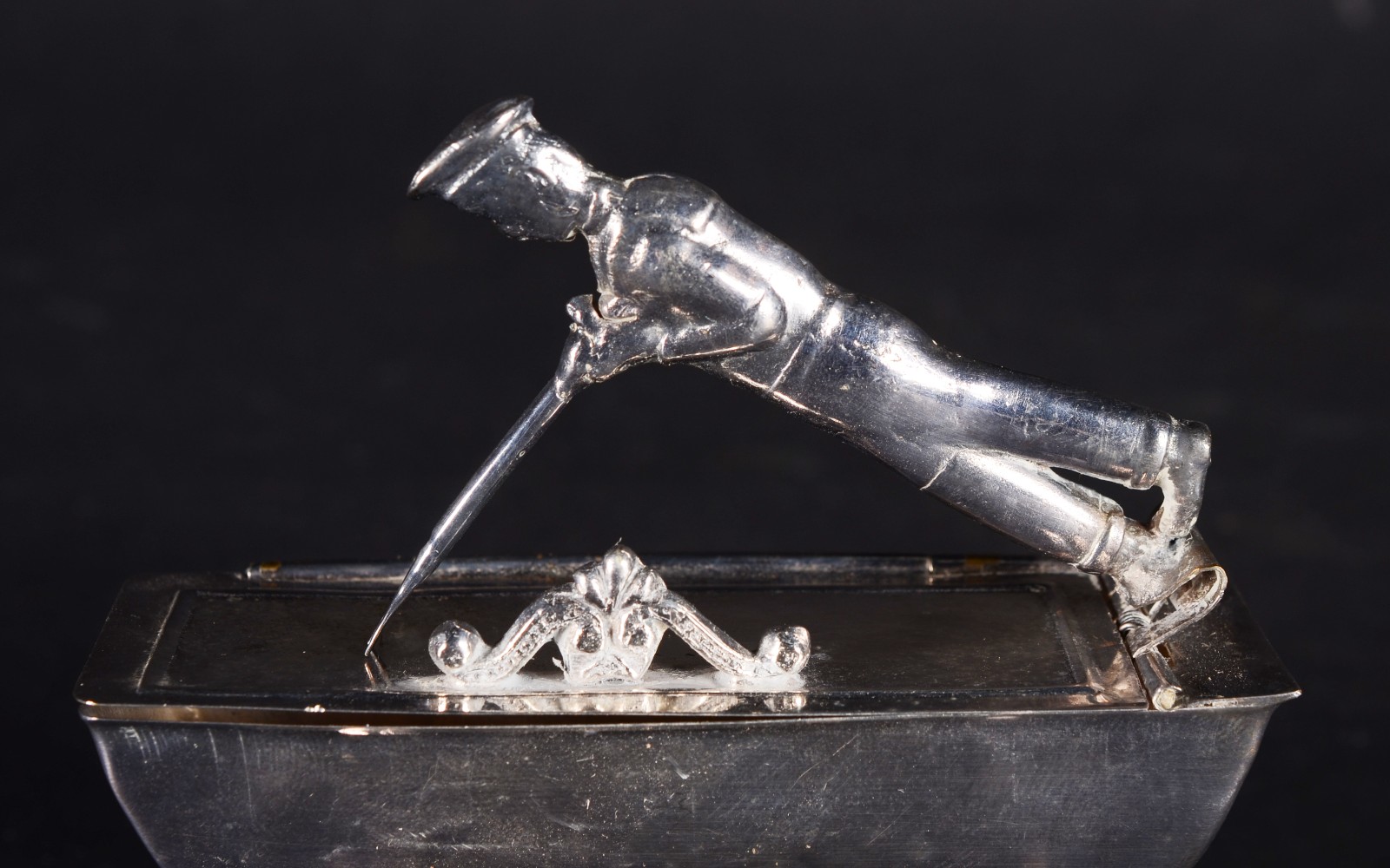 Paliteiro de metal prateado com figura de "soldado" articulado... - foto 6 de 6