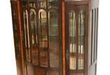 Cristaleira de madeira nobre, porta central com... - Cristaleira de madeira nobre, porta central com laterais feitio bombe, vidros e espelhos bisotados, tampos de mármore, prateleiras internas de v...