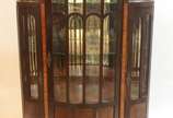 Cristaleira de madeira nobre, porta central com... - Cristaleira de madeira nobre, porta central com laterais feitio bombe, vidros e espelhos bisotados, tampos de mármore, prateleiras internas de v...