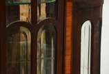 Cristaleira de madeira nobre, porta central com... - Cristaleira de madeira nobre, porta central com laterais feitio bombe, vidros e espelhos bisotados, tampos de mármore, prateleiras internas de v...