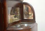 Cristaleira de madeira nobre, porta central com... - Cristaleira de madeira nobre, porta central com laterais feitio bombe, vidros e espelhos bisotados, tampos de mármore, prateleiras internas de v...