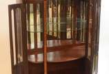Cristaleira de madeira nobre, porta central com... - Cristaleira de madeira nobre, porta central com laterais feitio bombe, vidros e espelhos bisotados, tampos de mármore, prateleiras internas de v...