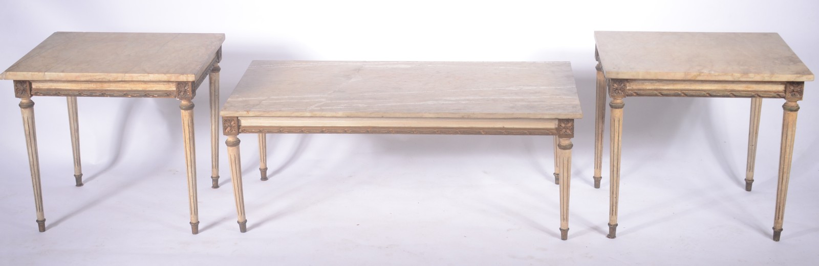 Conjunto de mesa de centro e par de laterais de madeira patinada com... - foto 1 de 9