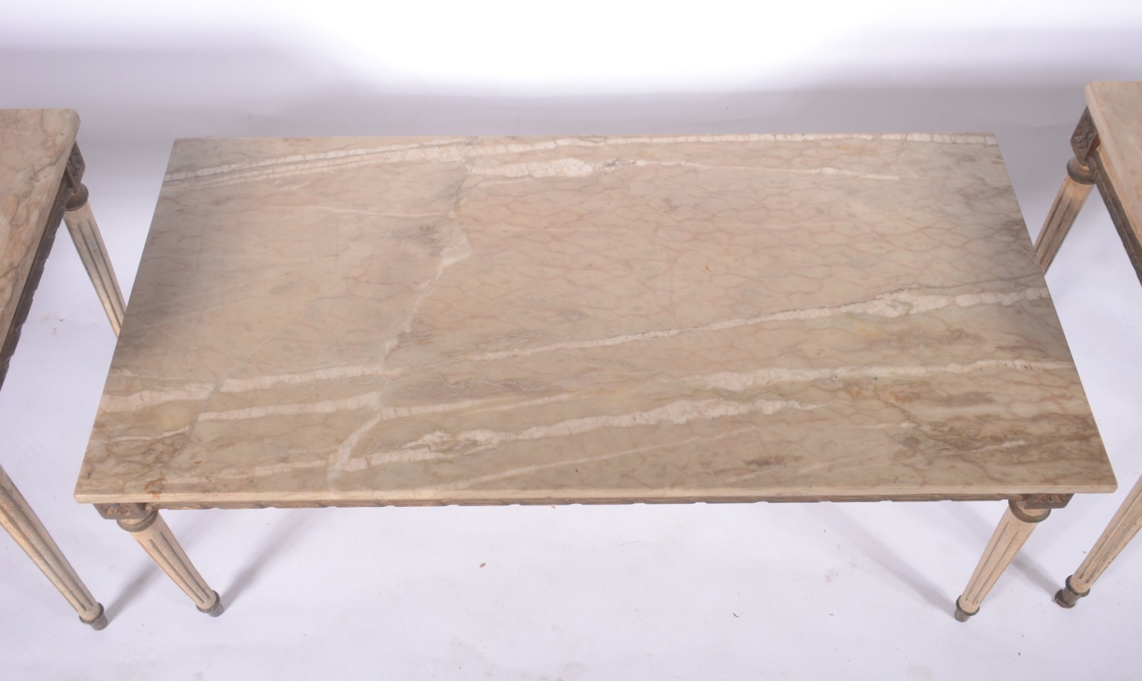 Conjunto de mesa de centro e par de laterais de madeira patinada com... - foto 4 de 9
