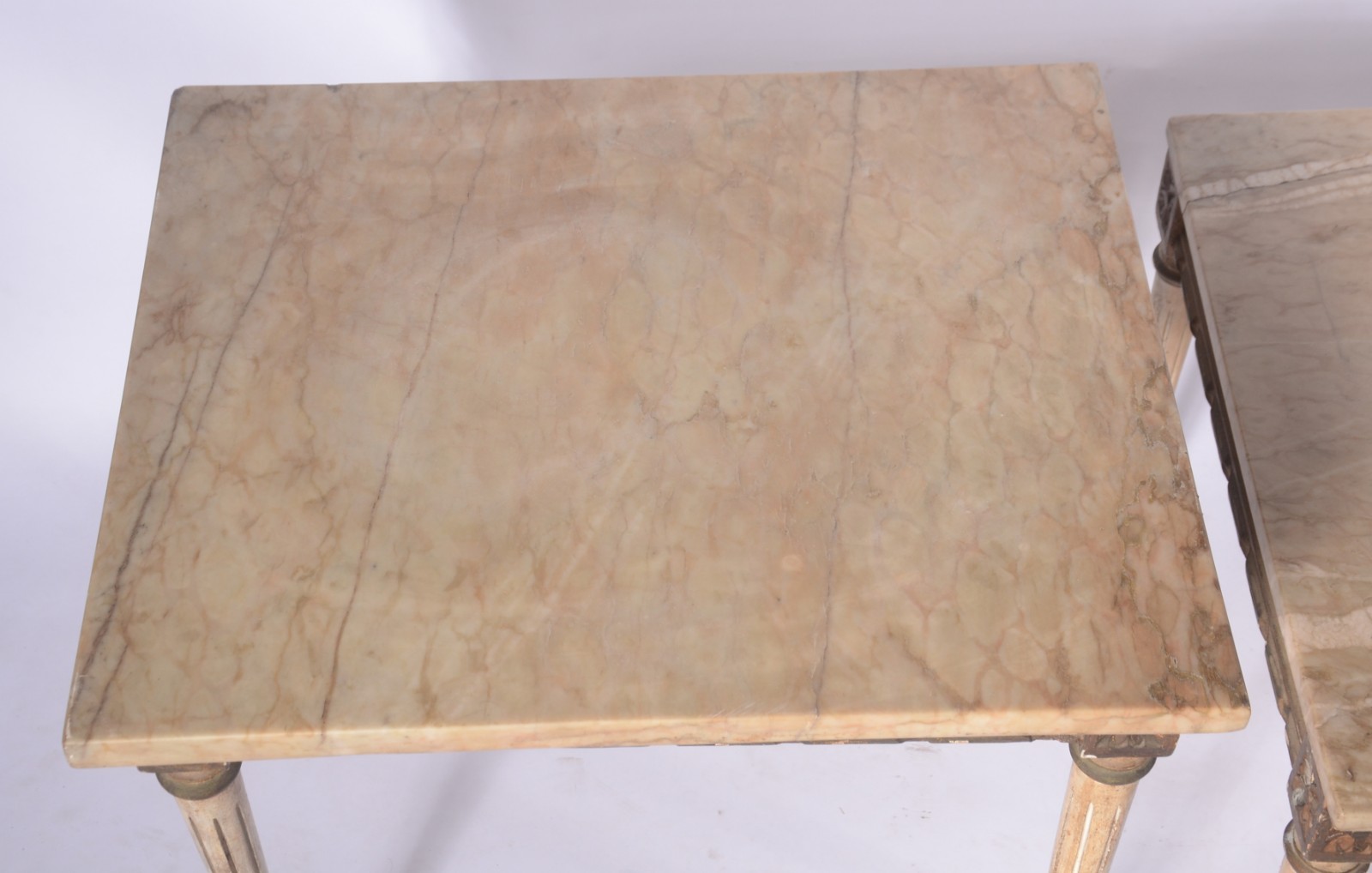 Conjunto de mesa de centro e par de laterais de madeira patinada com... - foto 7 de 9