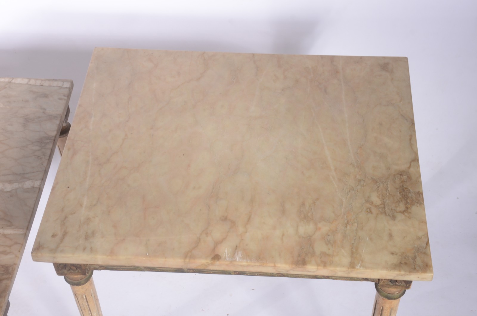 Conjunto de mesa de centro e par de laterais de madeira patinada com... - foto 8 de 9