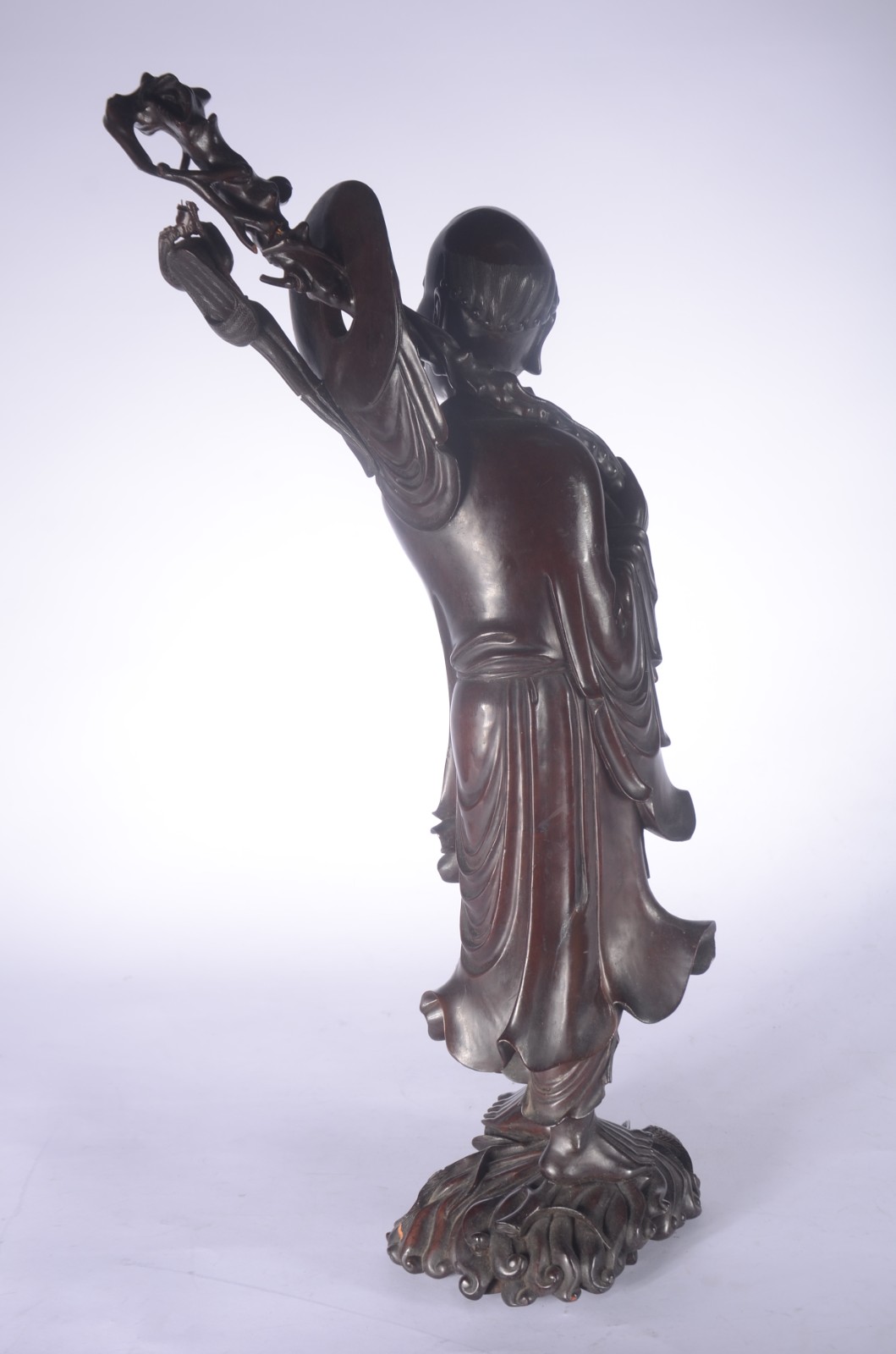 Figura oriental de madeira entalhada. Partes coladas e lascados. - foto 4 de 8