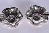 Par de cinzeiros individuais de prata na forma ... - Par de cinzeiros individuais de prata na forma de flor, contraste 833 mls. Peso da prata: 110 g. (Por motivos de segurança a peça não se encontr...