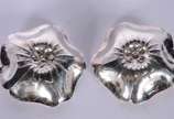 Par de cinzeiros individuais de prata na forma ... - Par de cinzeiros individuais de prata na forma de flor, contraste 833 mls. Peso da prata: 110 g. (Por motivos de segurança a peça não se encontr...