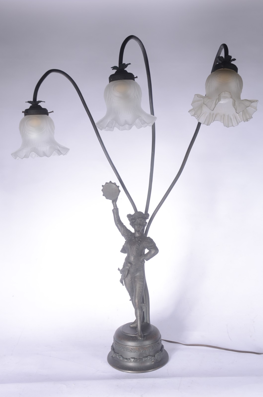 Luminária de metal patinado, base decorada com figura feminina com... - foto 1 de 4