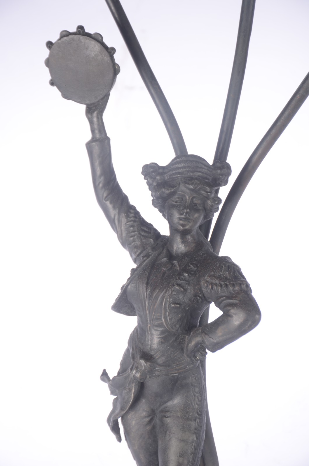 Luminária de metal patinado, base decorada com figura feminina com... - foto 2 de 4
