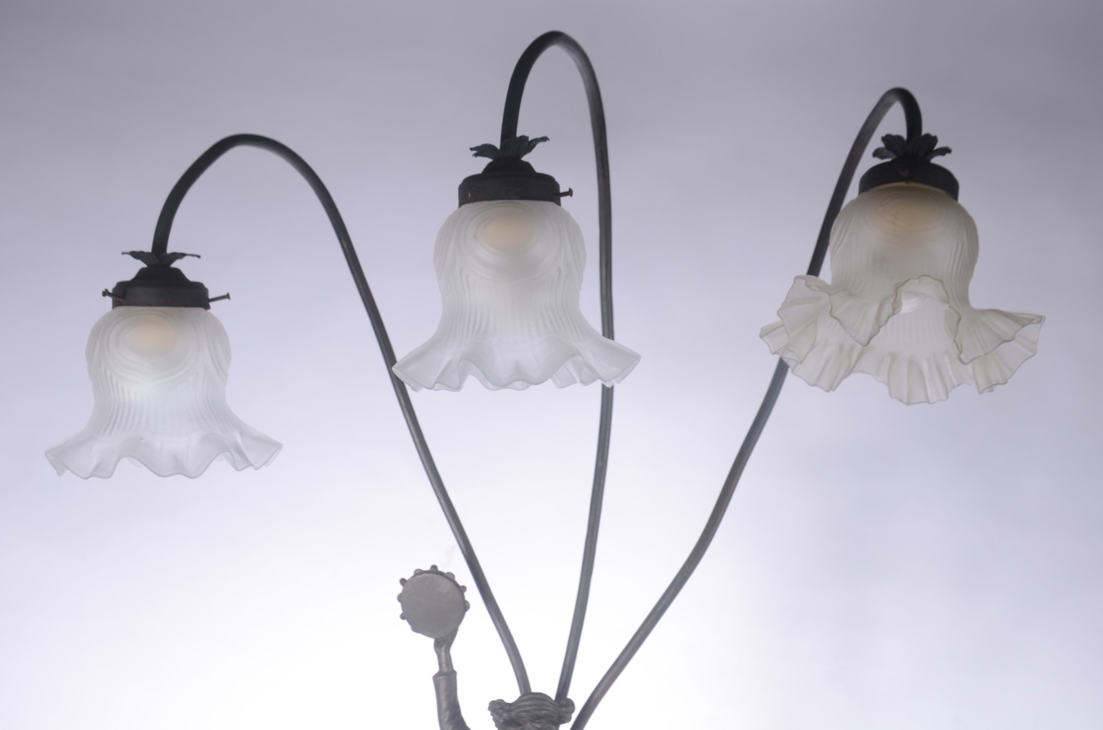 Luminária de metal patinado, base decorada com figura feminina com... - foto 3 de 4