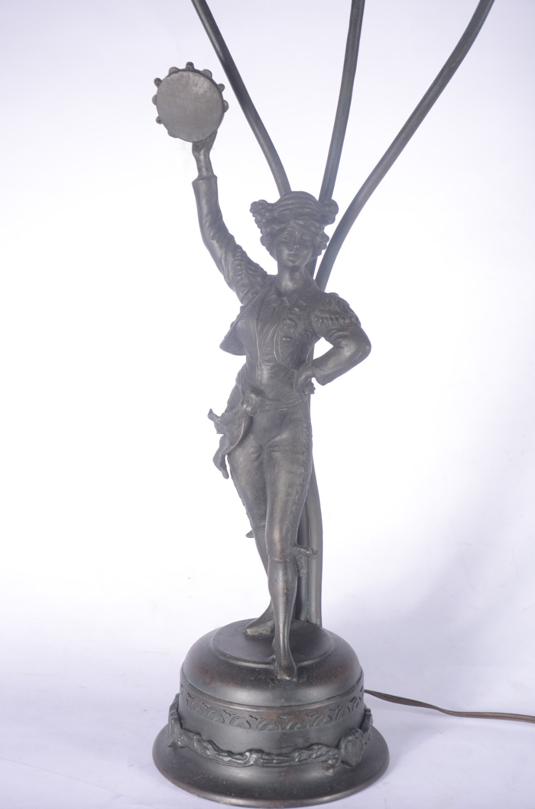 Luminária de metal patinado, base decorada com figura feminina com... - foto 4 de 4