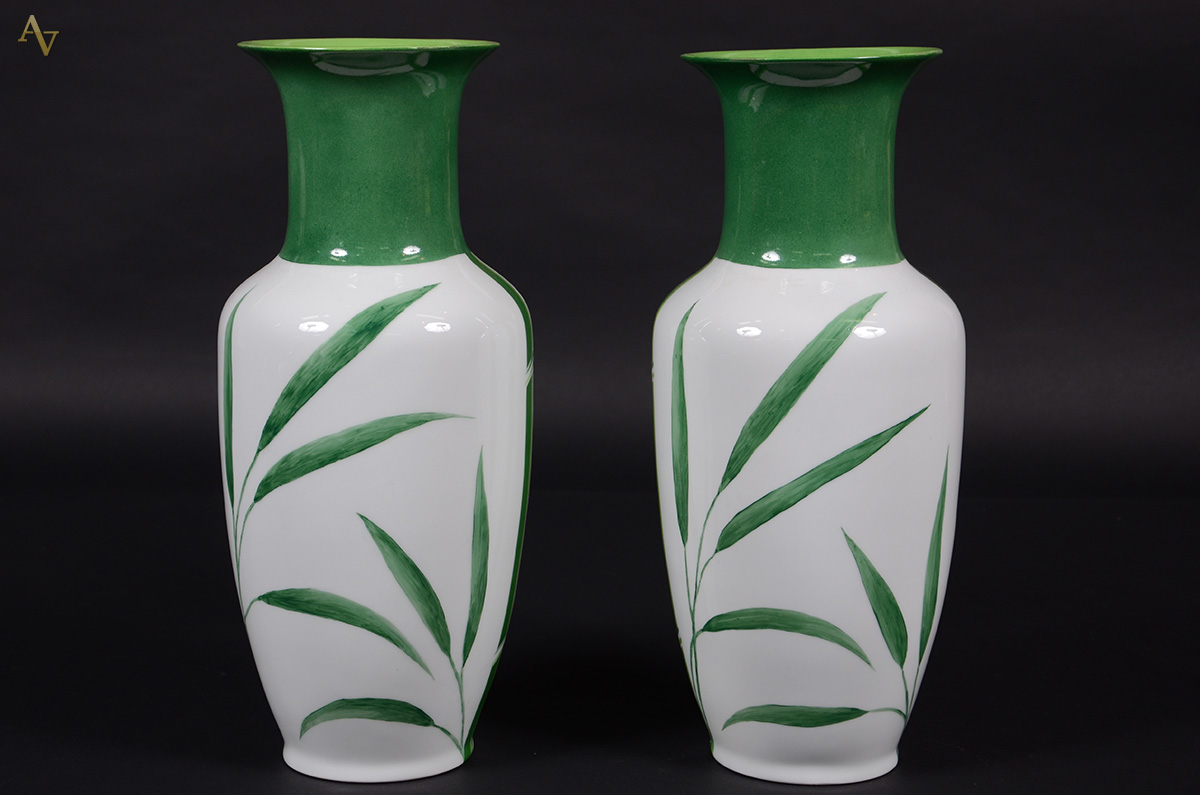 Par de vasos de porcelana branca pintados a mão com folhagens na cor... - foto 1 de 2