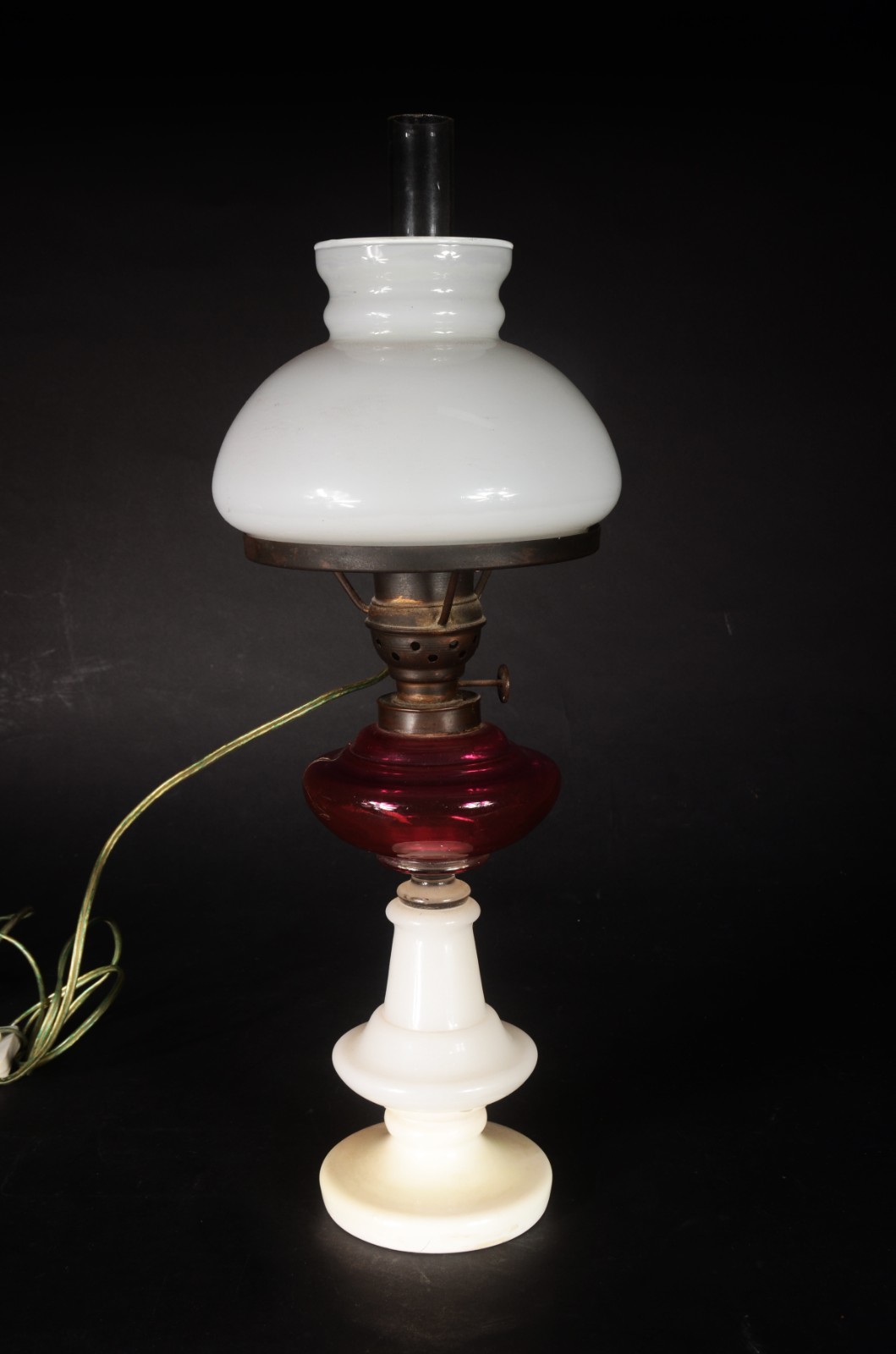 Abatjour de opalina branca com detalhe na cor rosa. Base com restauro. - foto 1 de 5