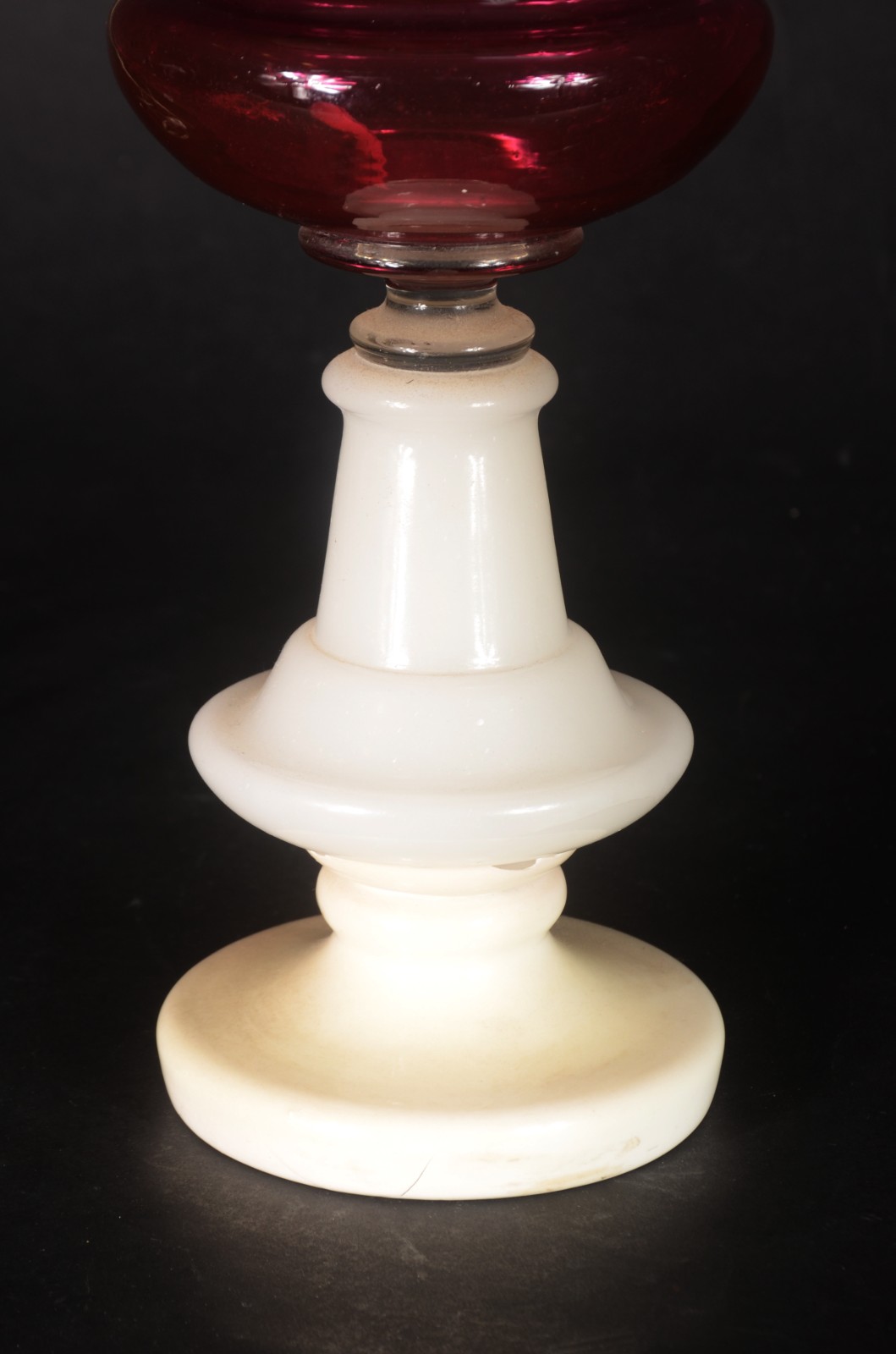 Abatjour de opalina branca com detalhe na cor rosa. Base com restauro. - foto 4 de 5