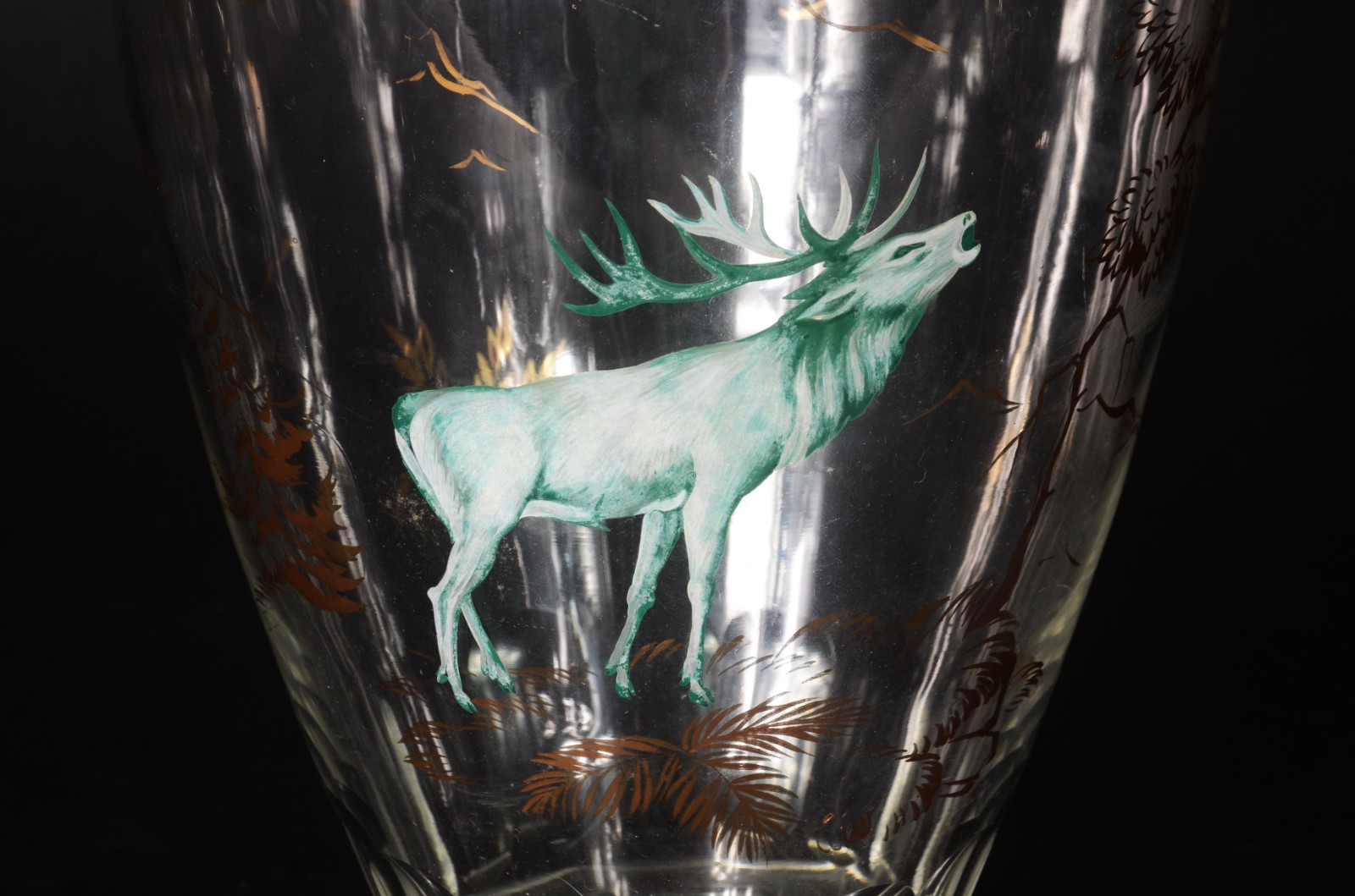 Vaso de cristal decorado com figura de animal. Bicados na base. - foto 2 de 4