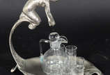 Conjunto para licor com base de metal represent... - Conjunto para licor com base de metal representando figura feminina, licoreira e 5 copinhos de cristal adaptados. 