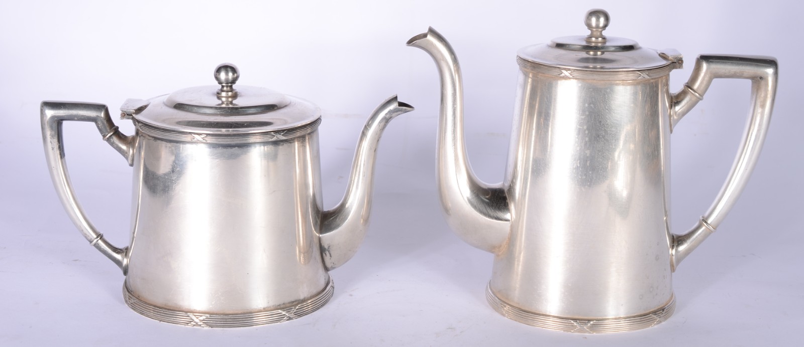 Baixela de chá e café de metal prateado, composto de: bandeja, 2... - foto 6 de 11