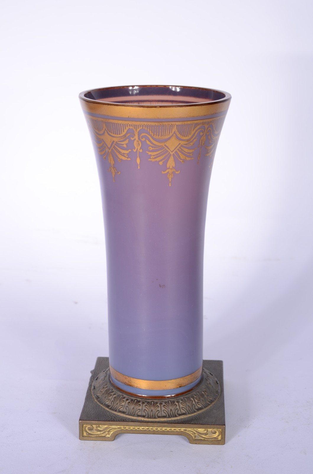 Vaso de opalina lilás com guirlandas douradas, base de bronze. - foto 1 de 6
