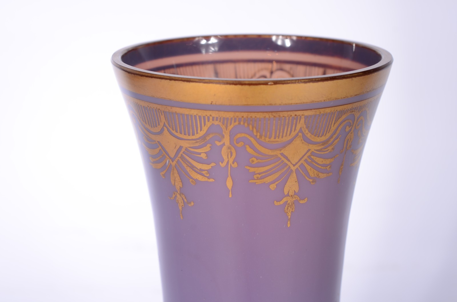 Vaso de opalina lilás com guirlandas douradas, base de bronze. - foto 2 de 6