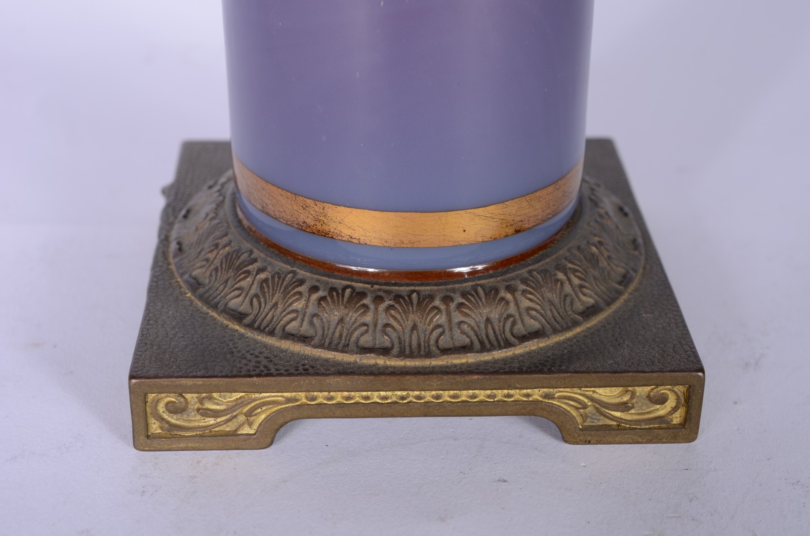 Vaso de opalina lilás com guirlandas douradas, base de bronze. - foto 3 de 6