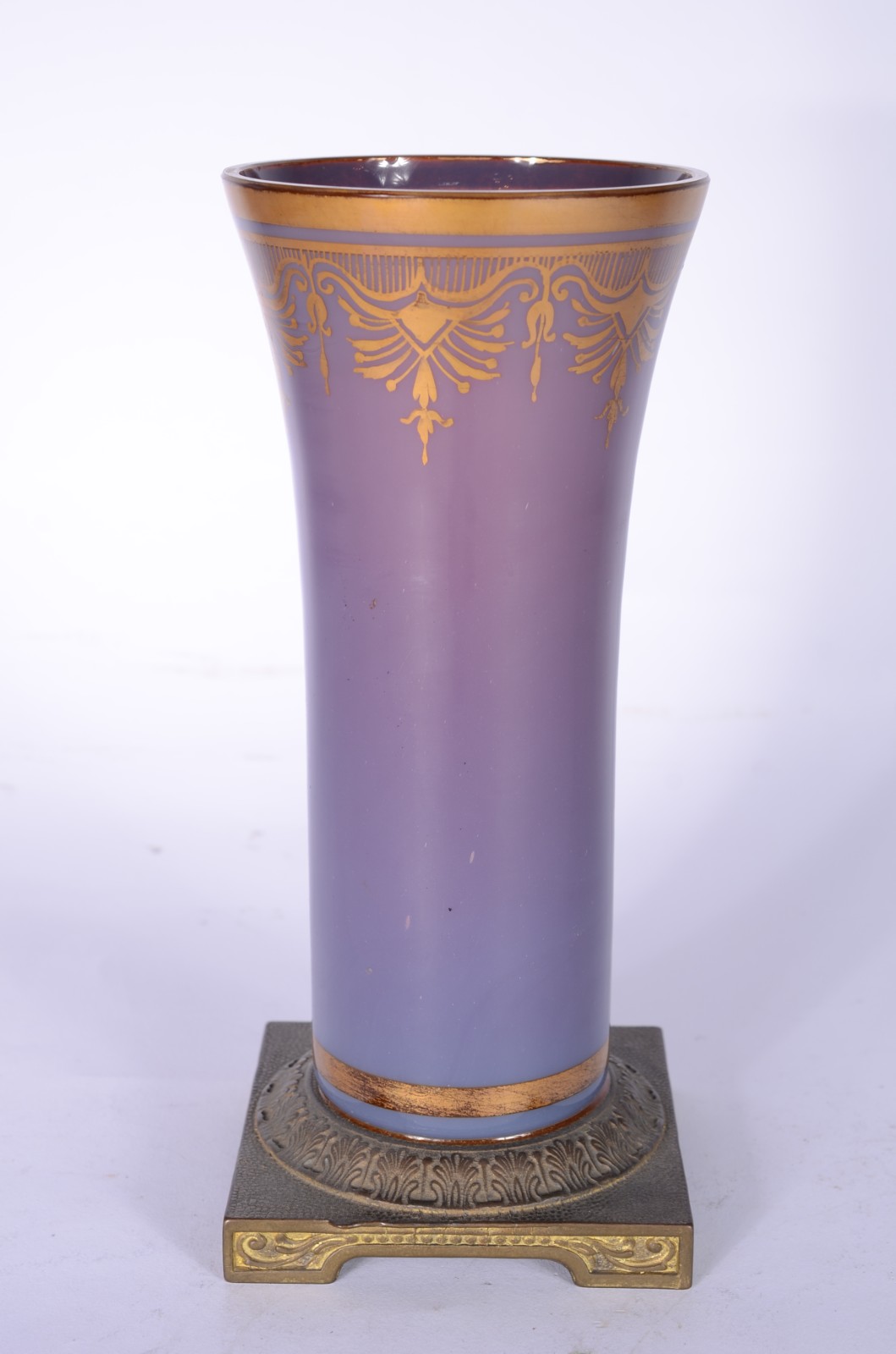 Vaso de opalina lilás com guirlandas douradas, base de bronze. - foto 4 de 6