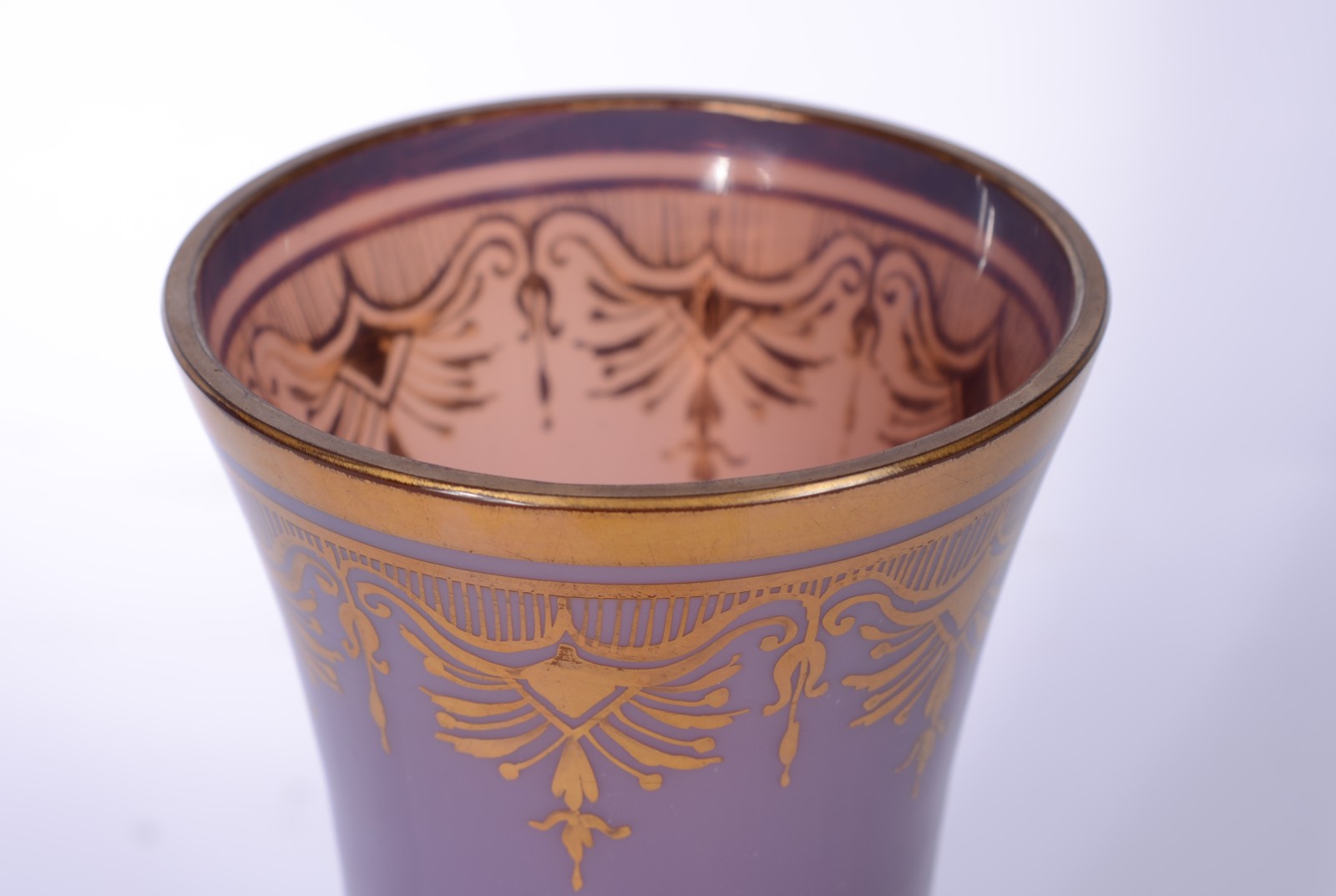 Vaso de opalina lilás com guirlandas douradas, base de bronze. - foto 5 de 6
