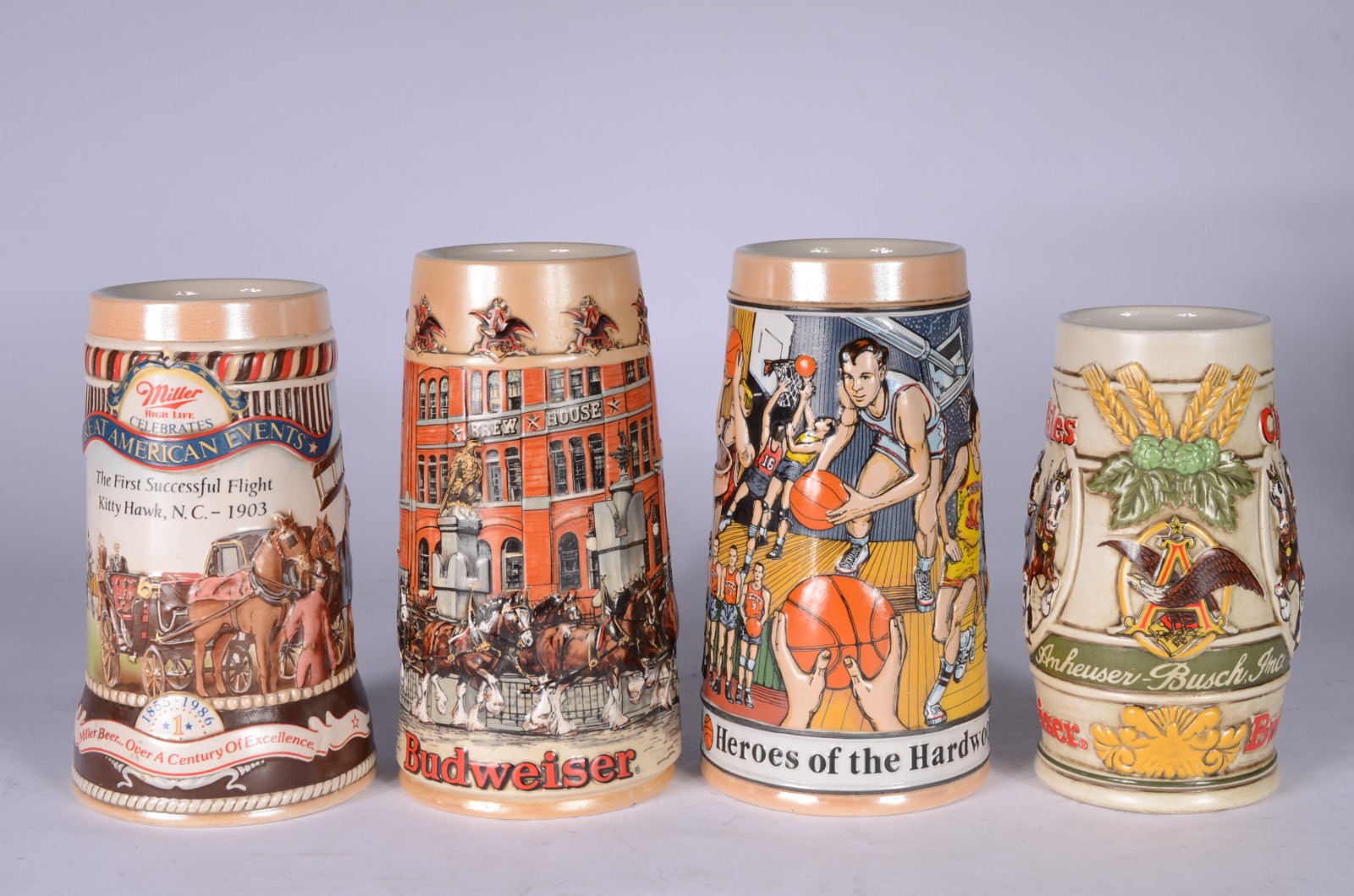 Quatro canecas para cerveja de cerâmica decoradas em policromia. - foto 1 de 7